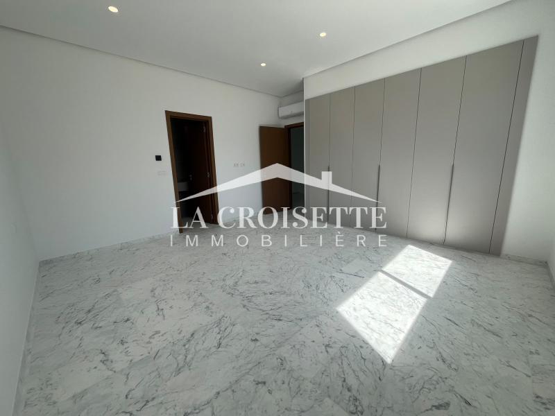 Triplex S+4 avec piscine et vue sur mer à Gammarth